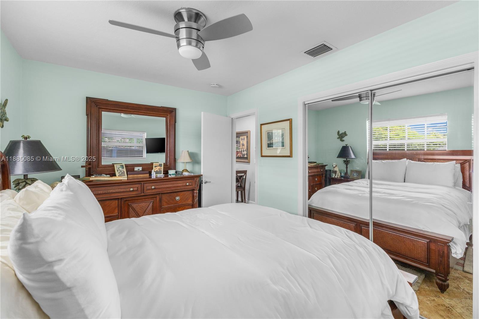   /  2015 sq. ft. $ 2025-09-25 0 foto
