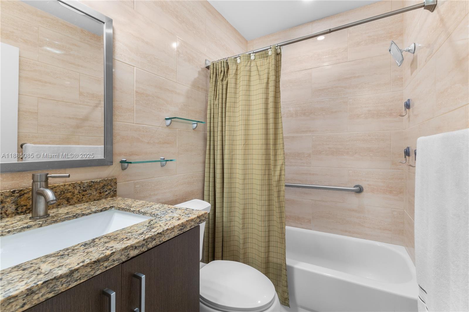   /  2015 sq. ft. $ 2025-09-25 0 foto