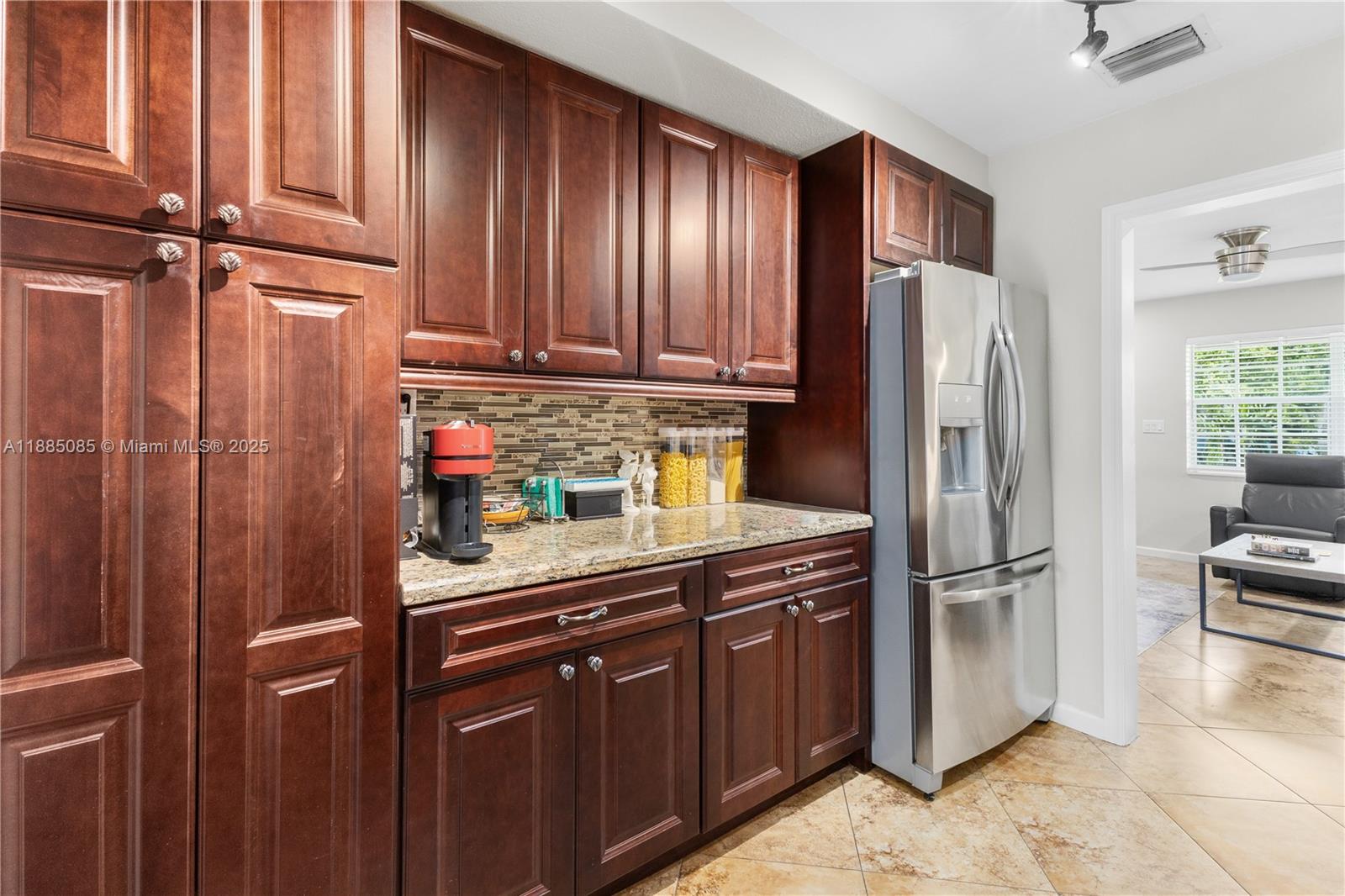   /  2015 sq. ft. $ 2025-09-25 0 foto