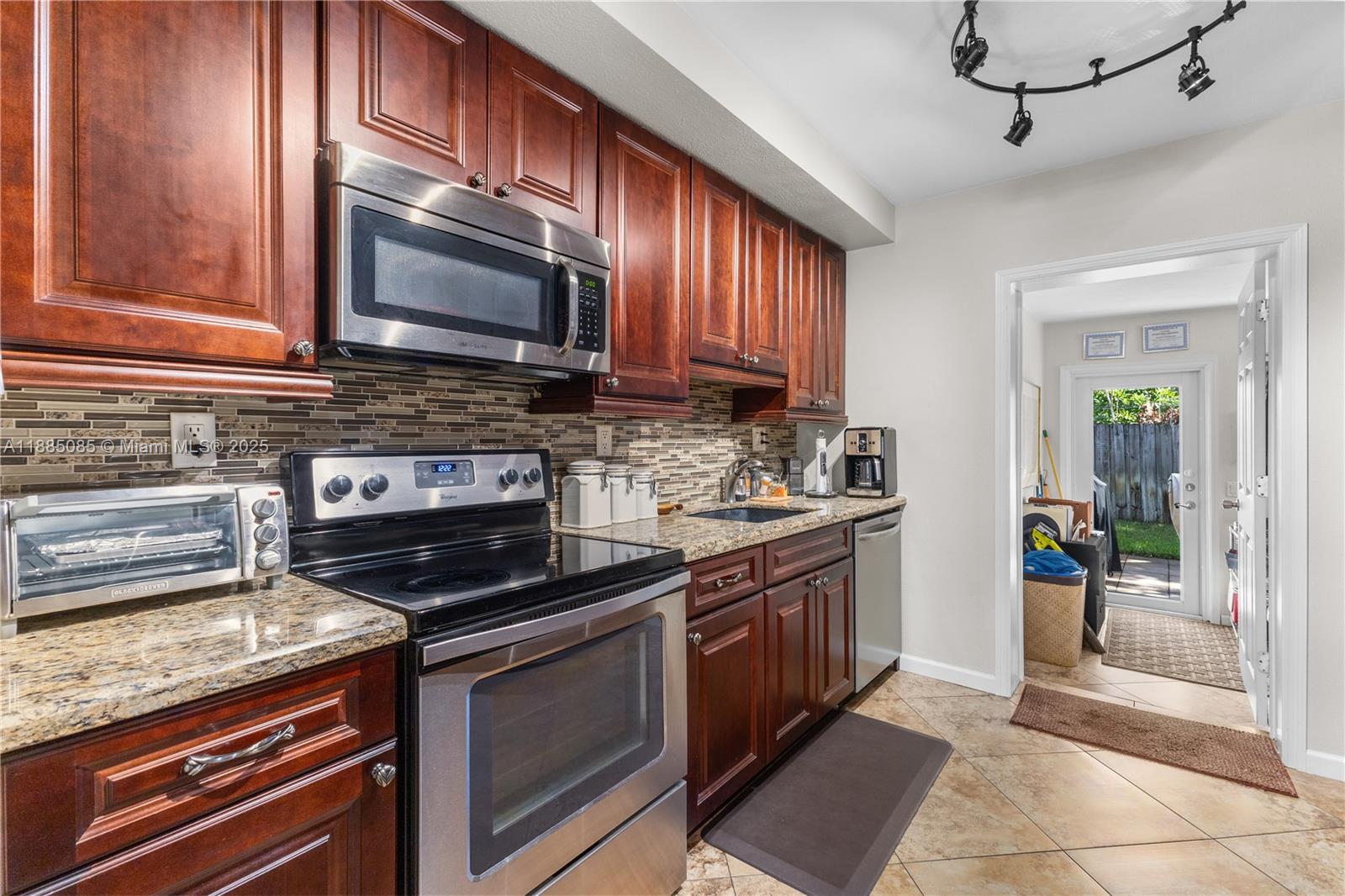   /  2015 sq. ft. $ 2025-09-25 0 foto