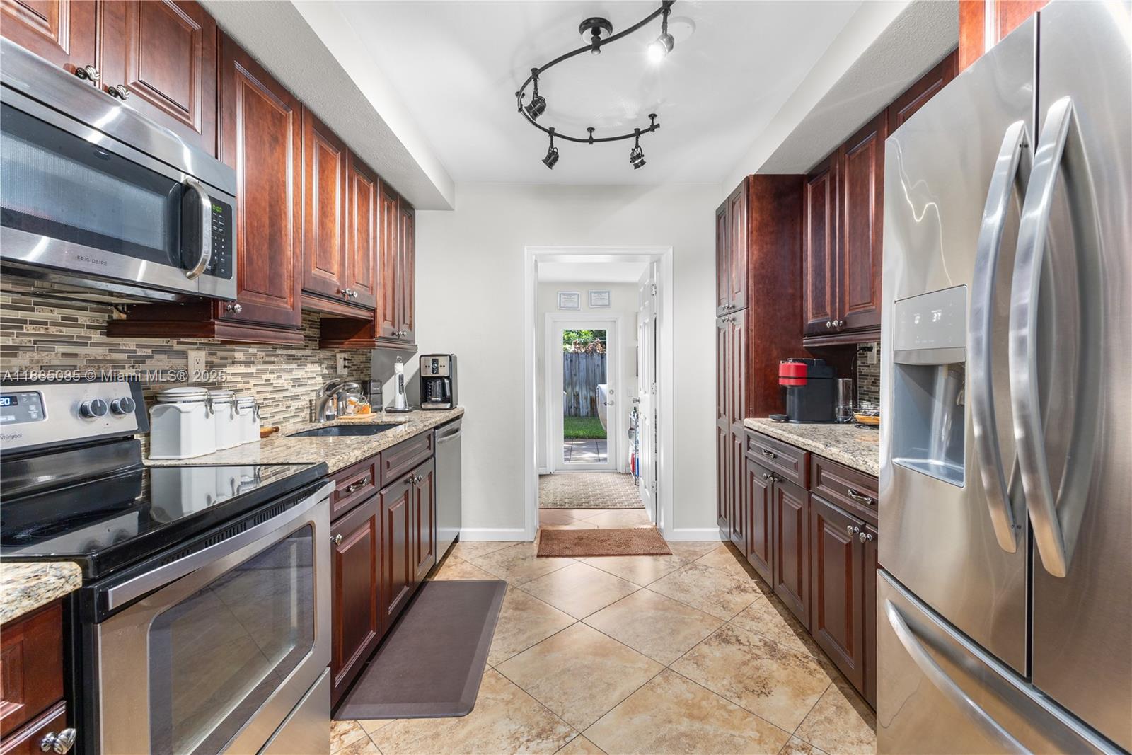   /  2015 sq. ft. $ 2025-09-25 0 foto