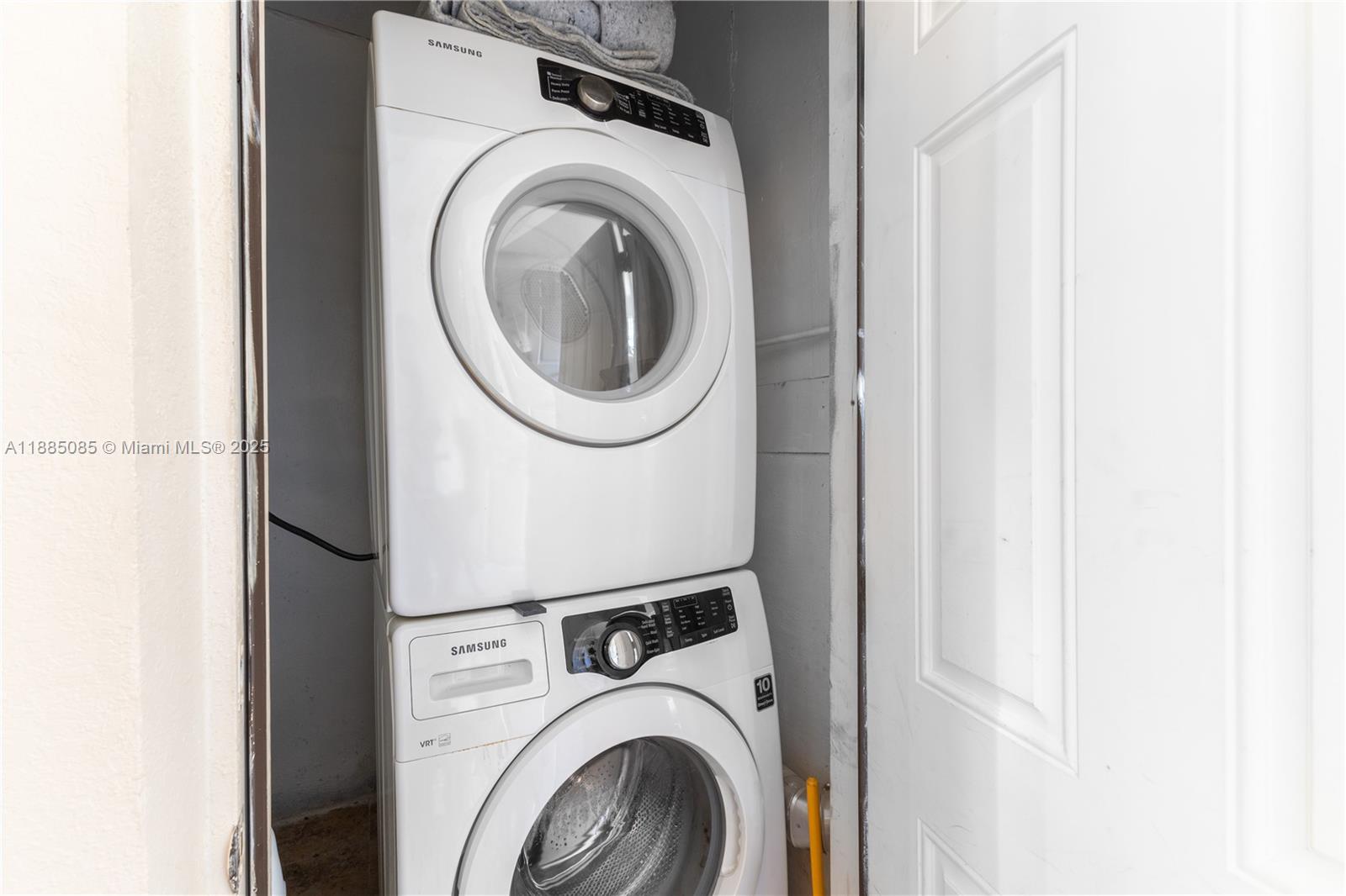   /  2015 sq. ft. $ 2025-09-25 0 foto