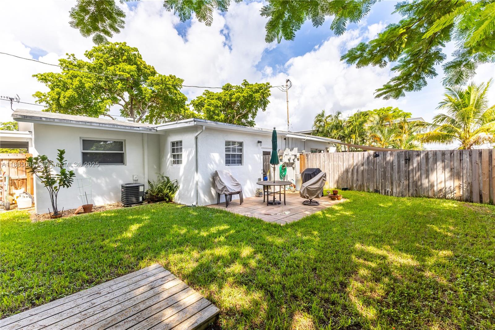   /  2015 sq. ft. $ 2025-09-25 0 foto