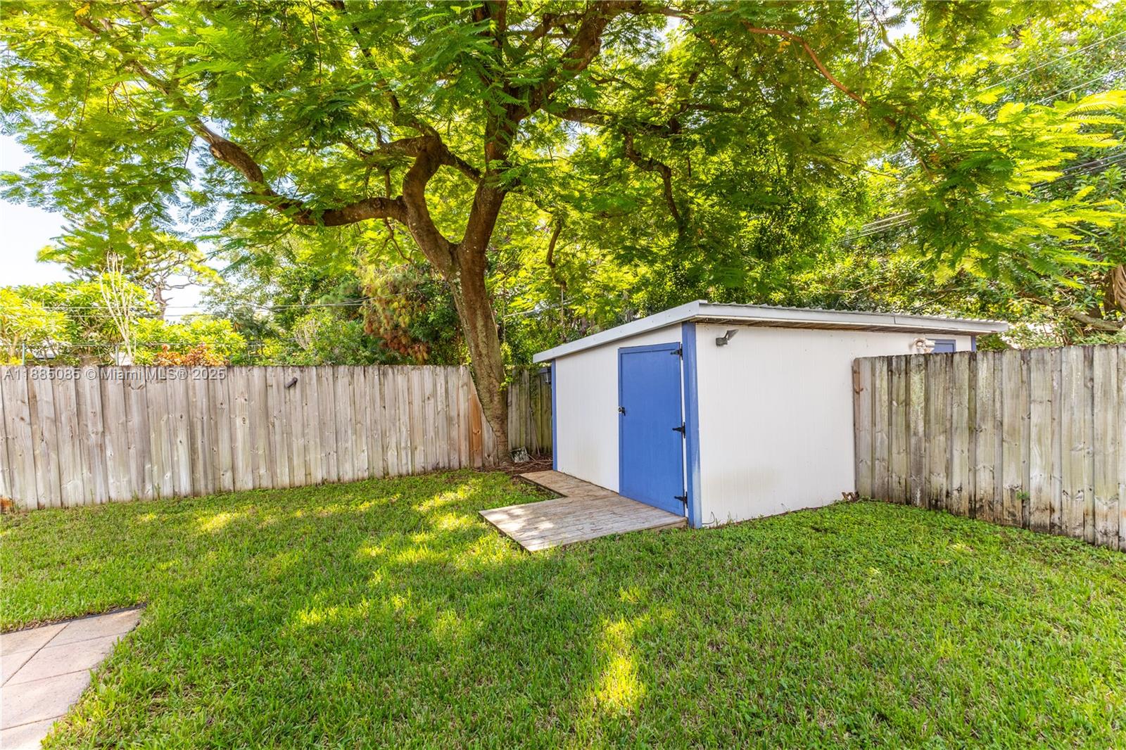   /  2015 sq. ft. $ 2025-09-25 0 foto