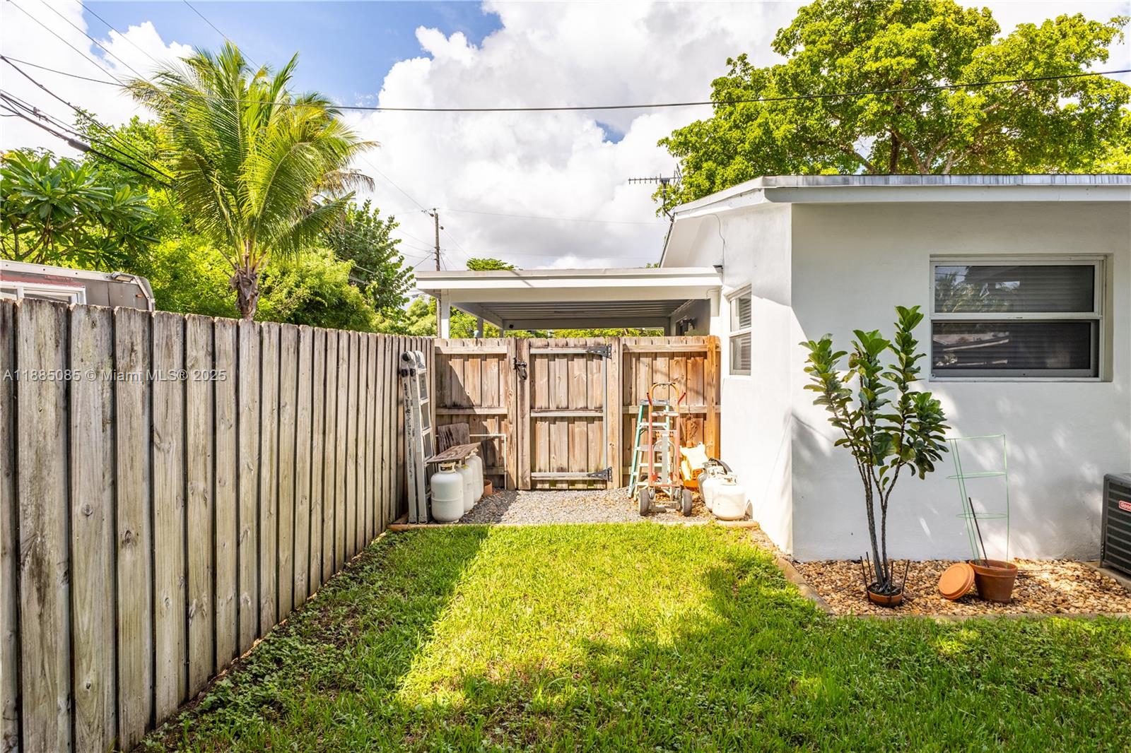   /  2015 sq. ft. $ 2025-09-25 0 foto