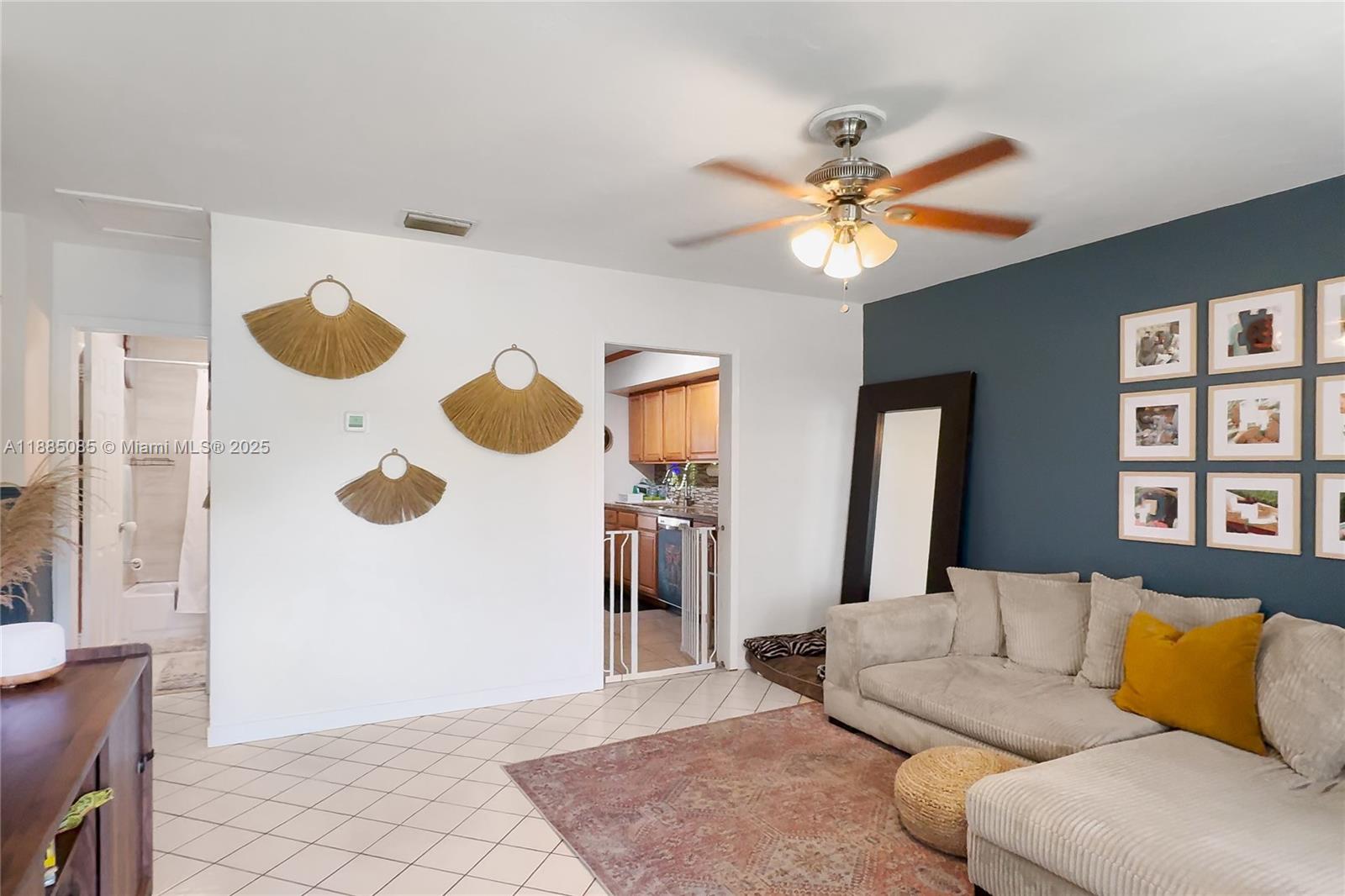   /  2015 sq. ft. $ 2025-09-25 0 foto