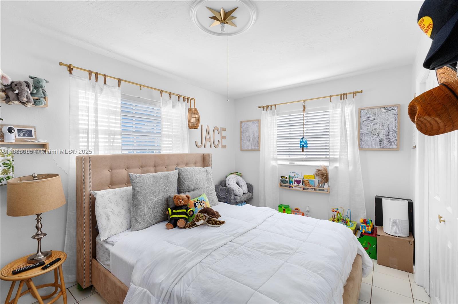   /  2015 sq. ft. $ 2025-09-25 0 foto
