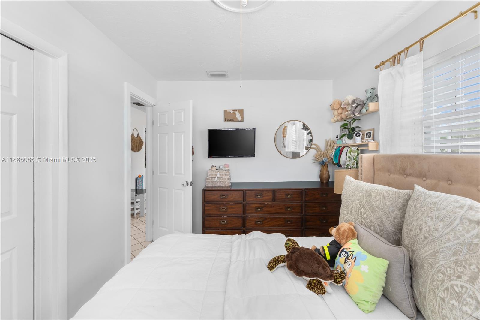   /  2015 sq. ft. $ 2025-09-25 0 foto