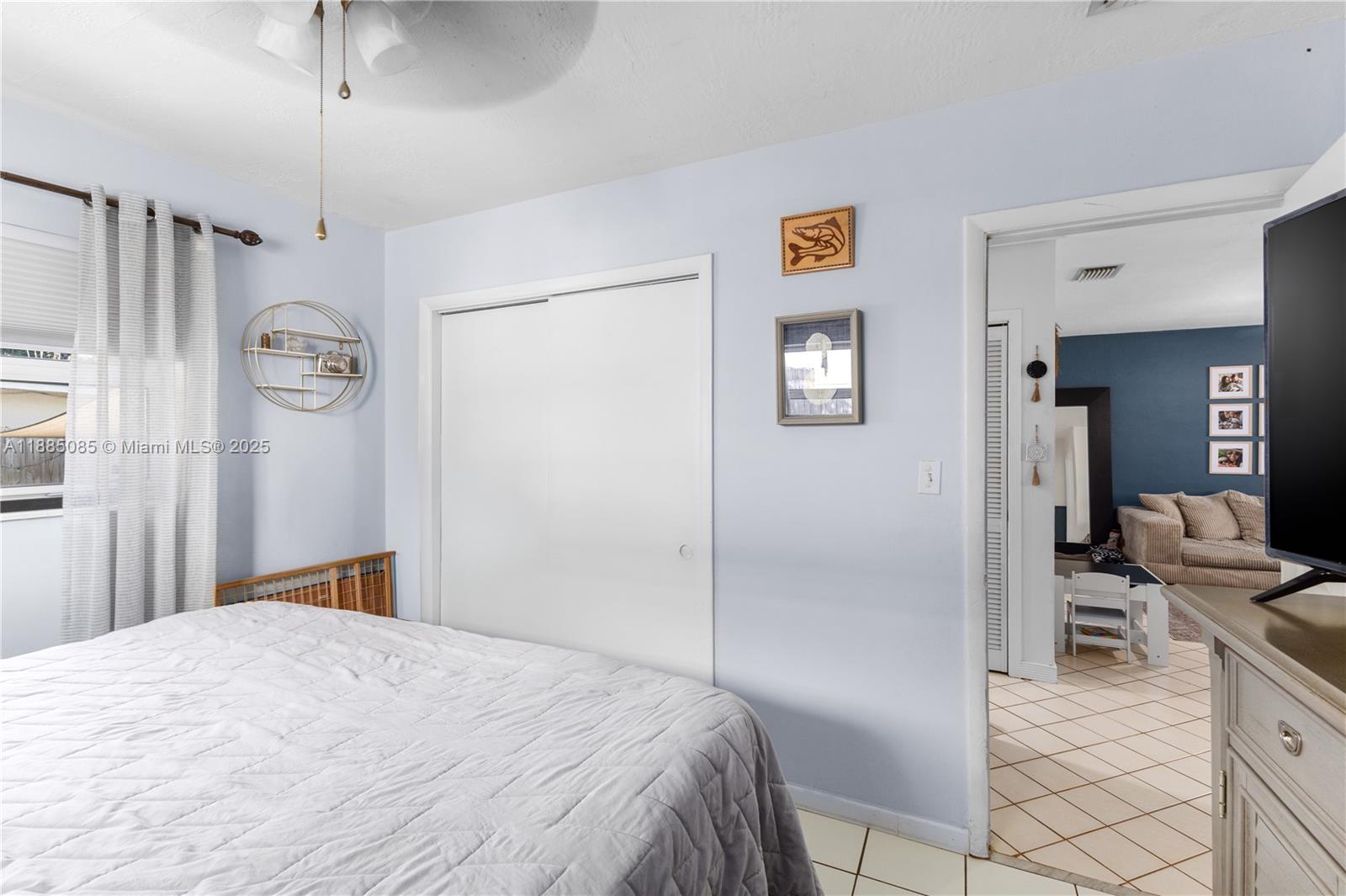   /  2015 sq. ft. $ 2025-09-25 0 foto