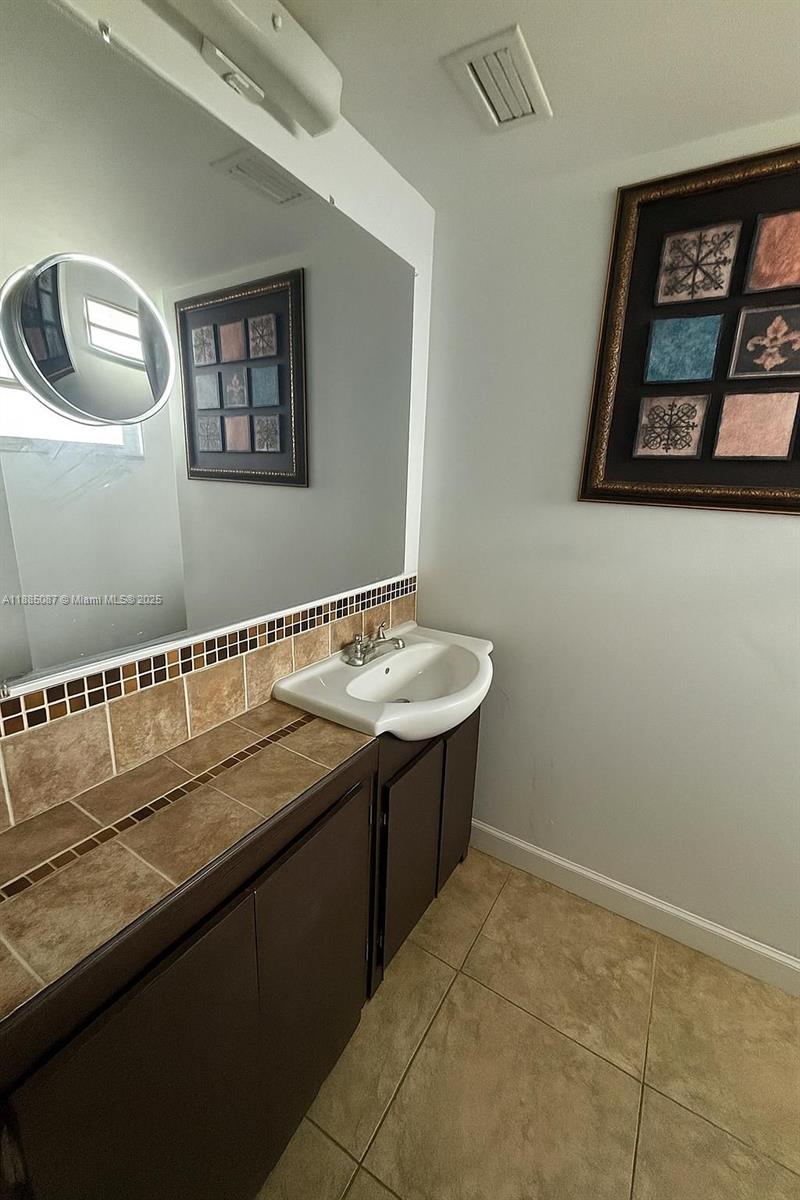 803-2 1 / 2 1062 sq. ft. $ 2025-09-25 0 Photo