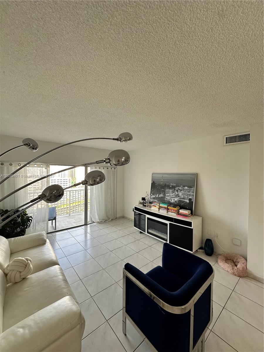 1209 1 / 2 762 sq. ft. $ 2025-09-26 0 Photo