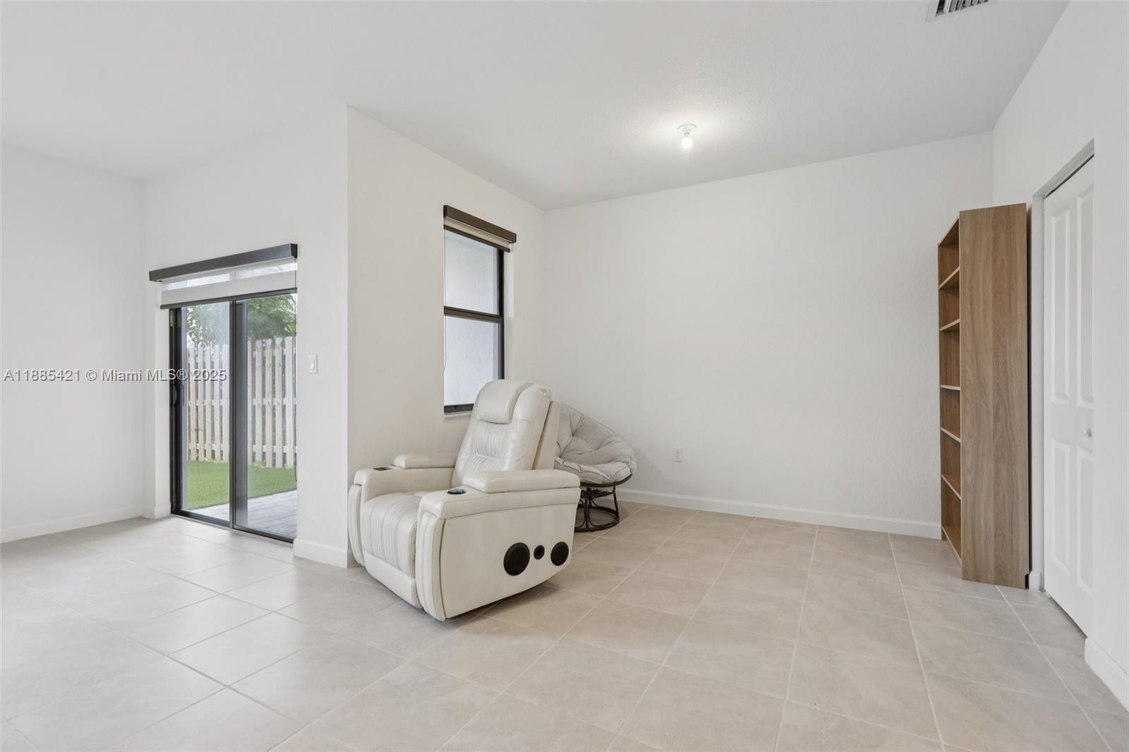 See details 28639 3 / 3 1722 sq. ft. $ 2025-12-01 0 Photo