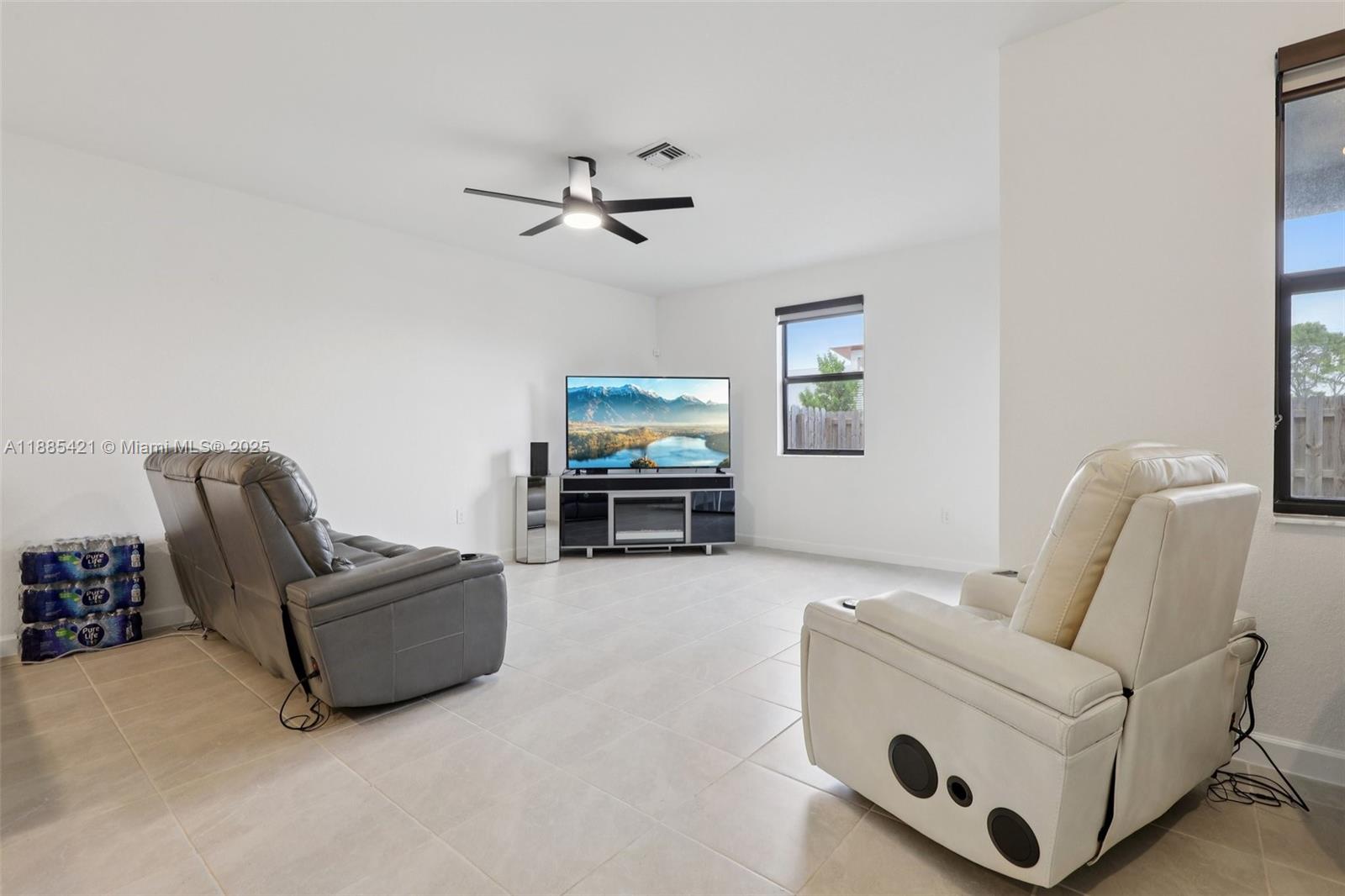 See details 28639 3 / 3 1722 sq. ft. $ 2025-12-01 0 Photo