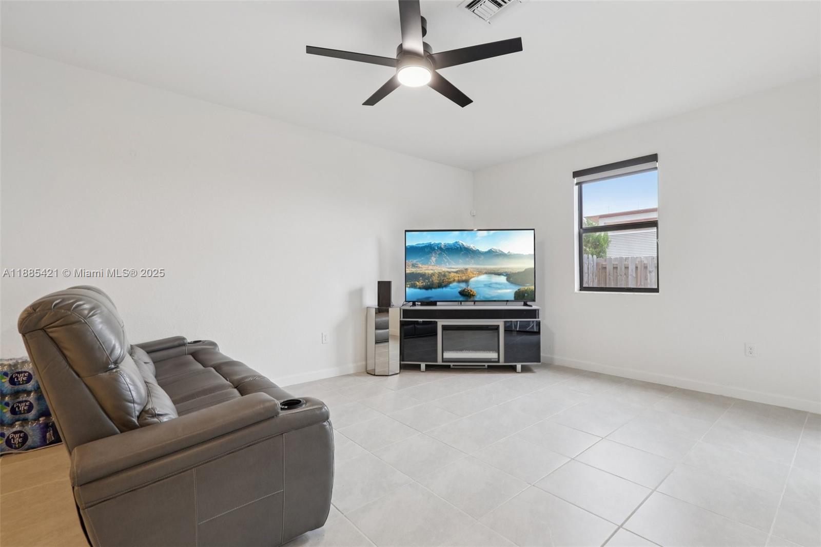 See details 28639 3 / 3 1722 sq. ft. $ 2025-12-01 0 Photo