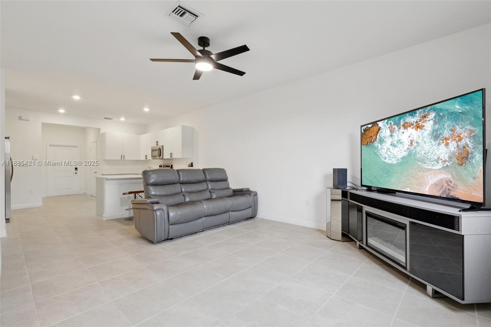 See details 28639 3 / 3 1722 sq. ft. $ 2025-12-01 0 Photo