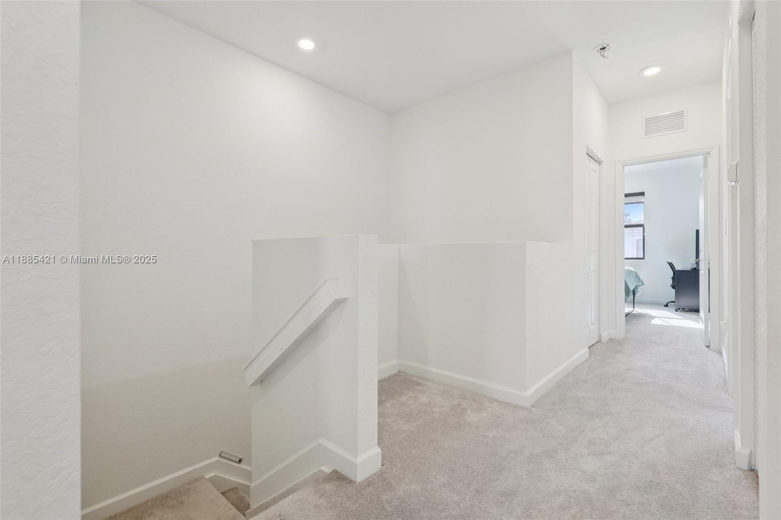 See details 28639 3 / 3 1722 sq. ft. $ 2025-12-01 0 Photo