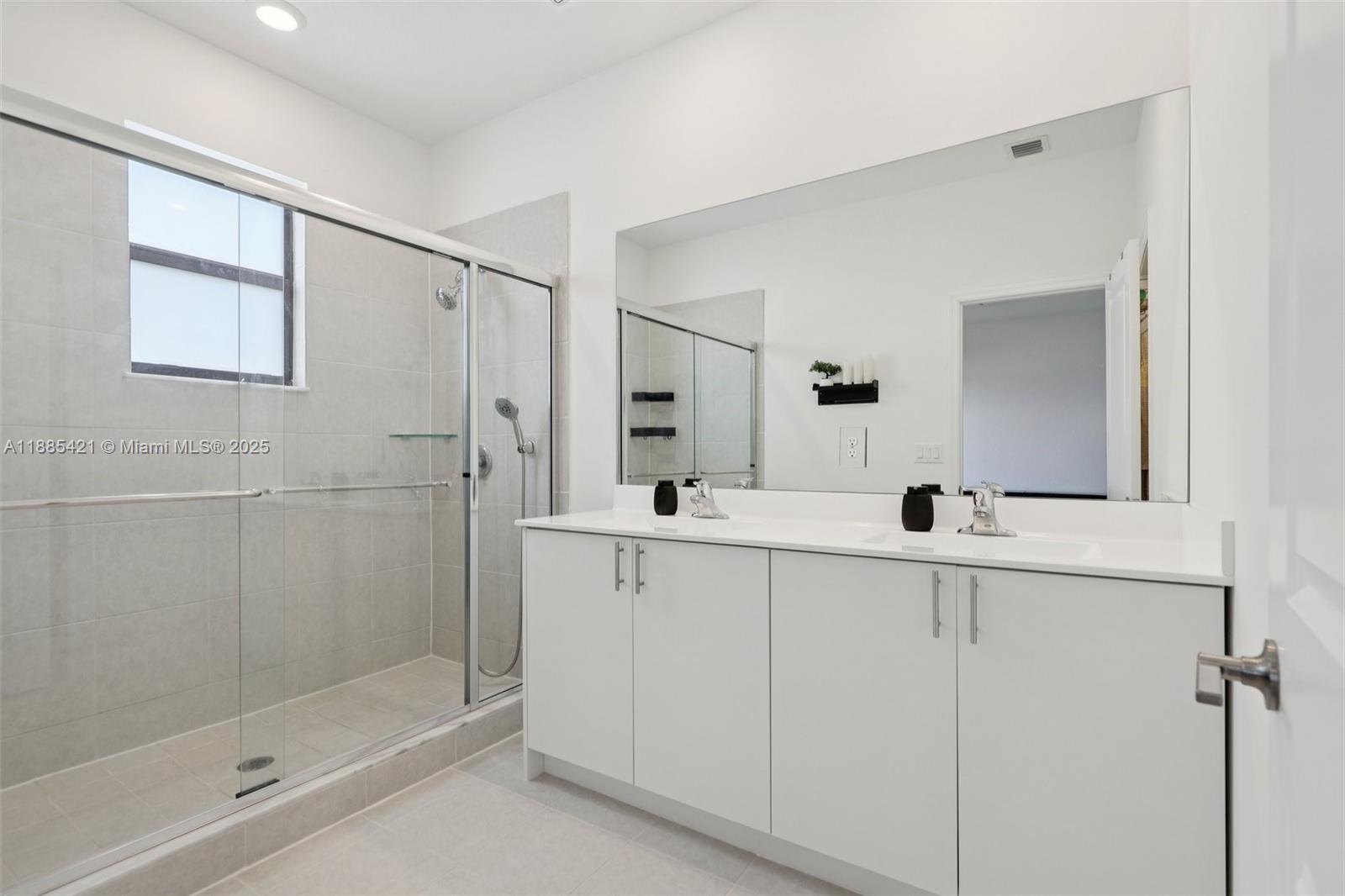 See details 28639 3 / 3 1722 sq. ft. $ 2025-12-01 0 Photo