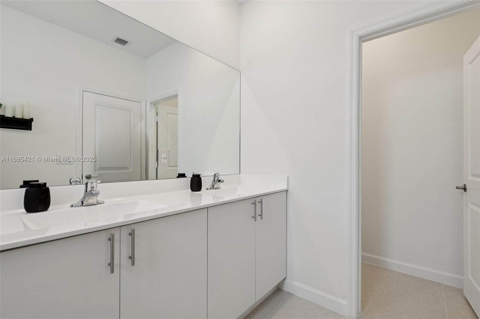 See details 28639 3 / 3 1722 sq. ft. $ 2025-12-01 0 Photo