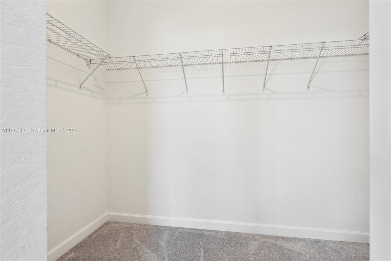 See details 28639 3 / 3 1722 sq. ft. $ 2025-12-01 0 Photo