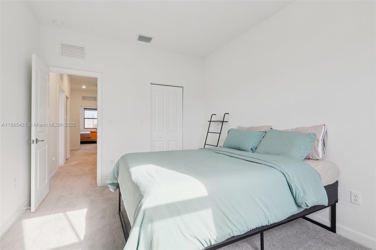 See details 28639 3 / 3 1722 sq. ft. $ 2025-12-01 0 Photo