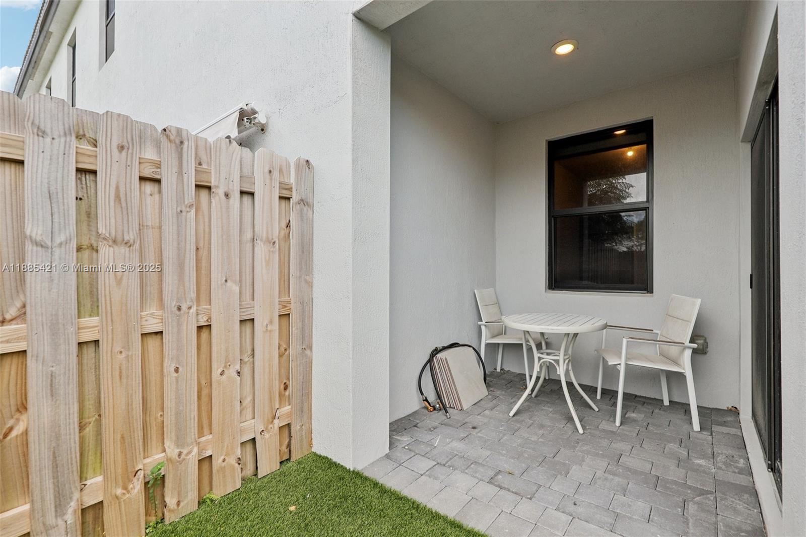 See details 28639 3 / 3 1722 sq. ft. $ 2025-12-01 0 Photo