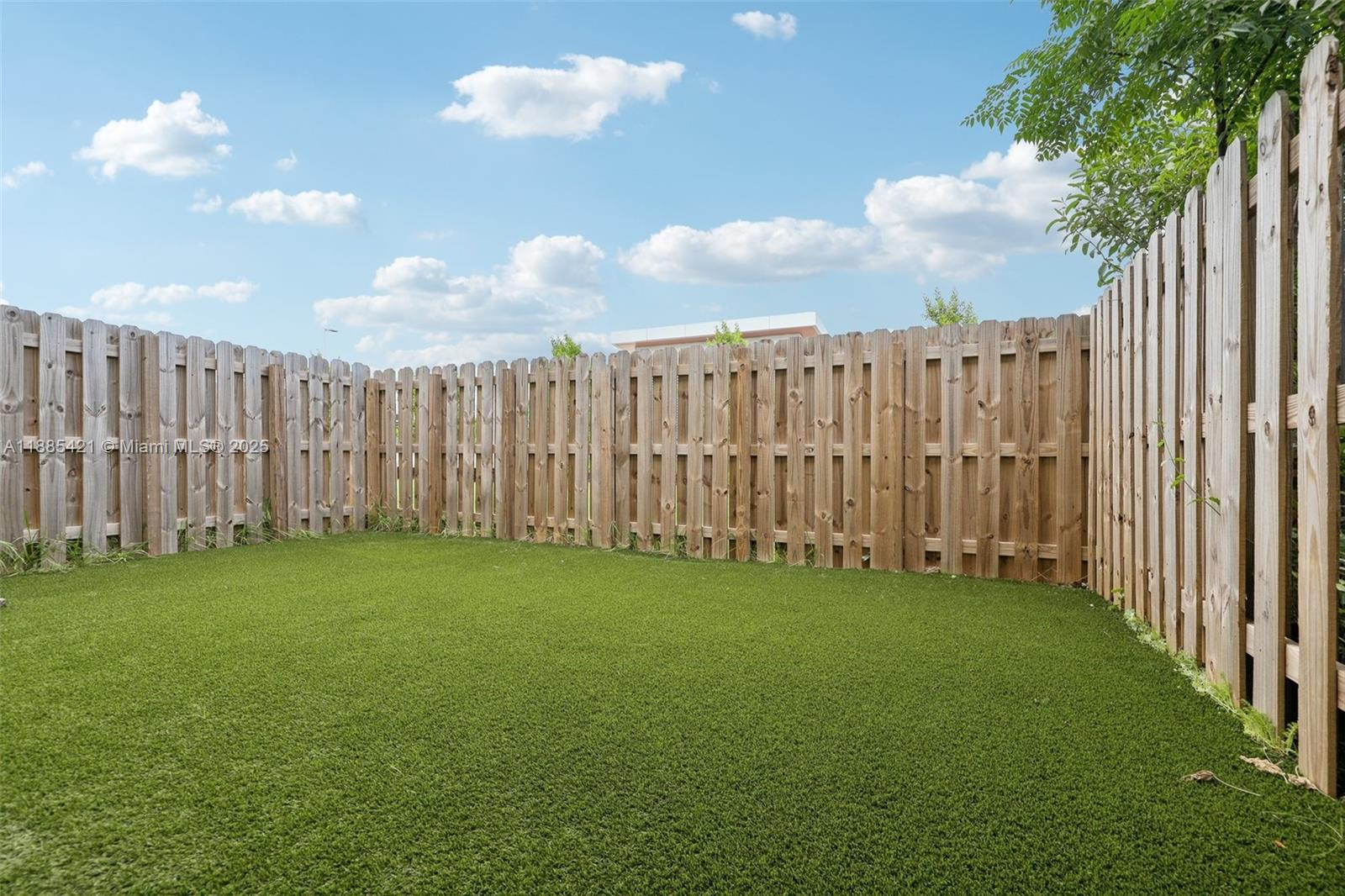 See details 28639 3 / 3 1722 sq. ft. $ 2025-12-01 0 Photo