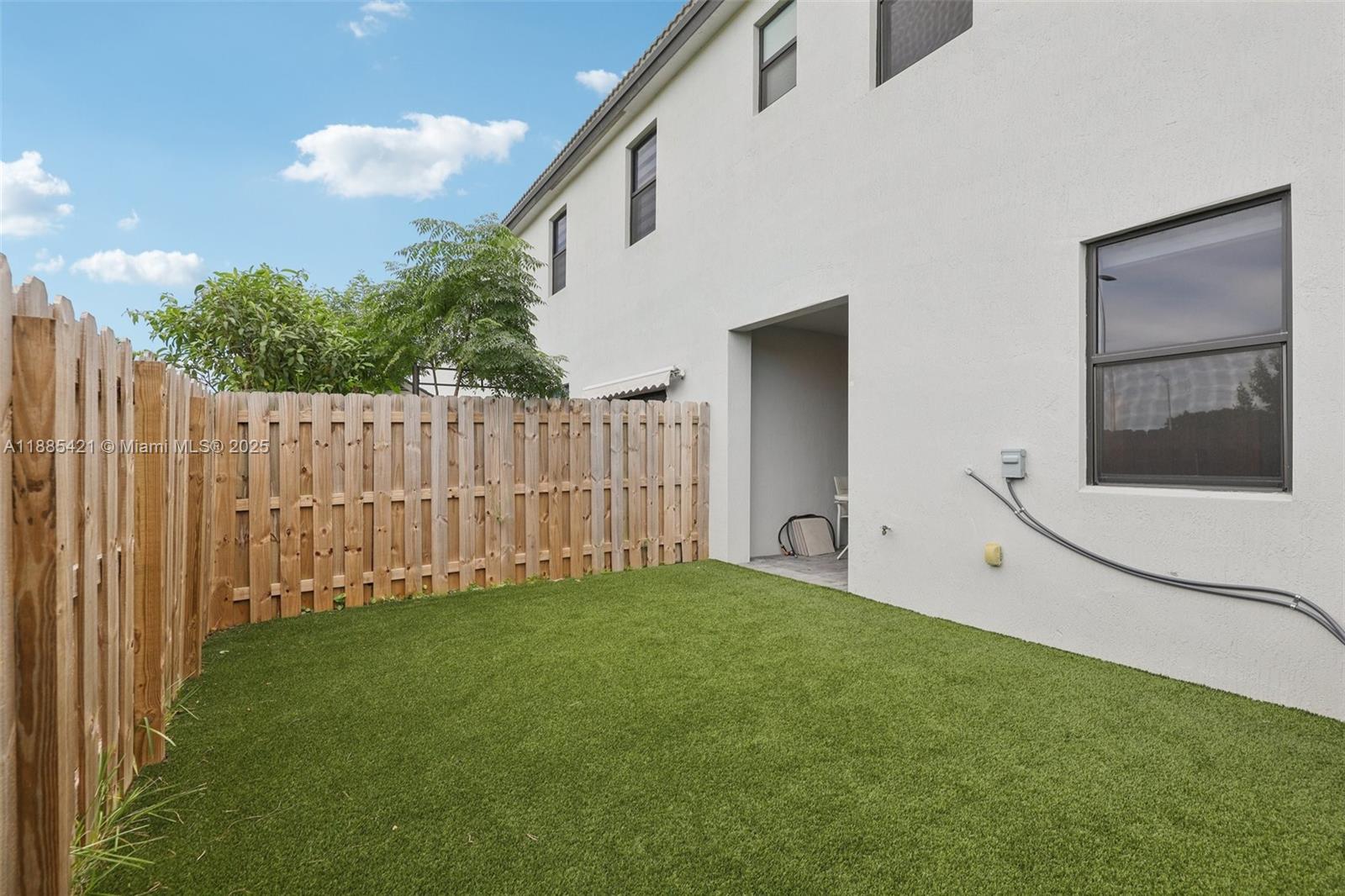 See details 28639 3 / 3 1722 sq. ft. $ 2025-12-01 0 Photo