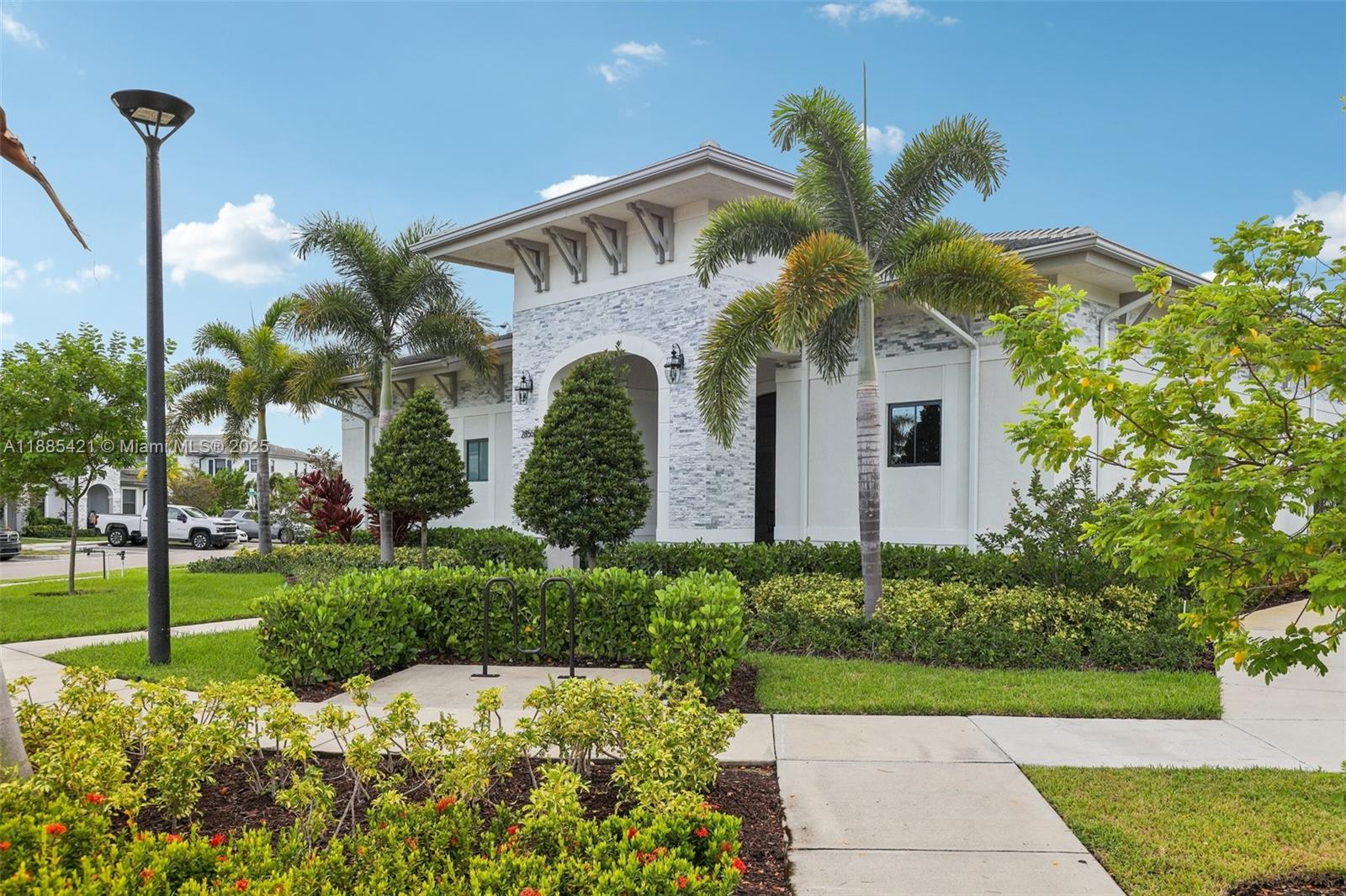 See details 28639 3 / 3 1722 sq. ft. $ 2025-12-01 0 Photo