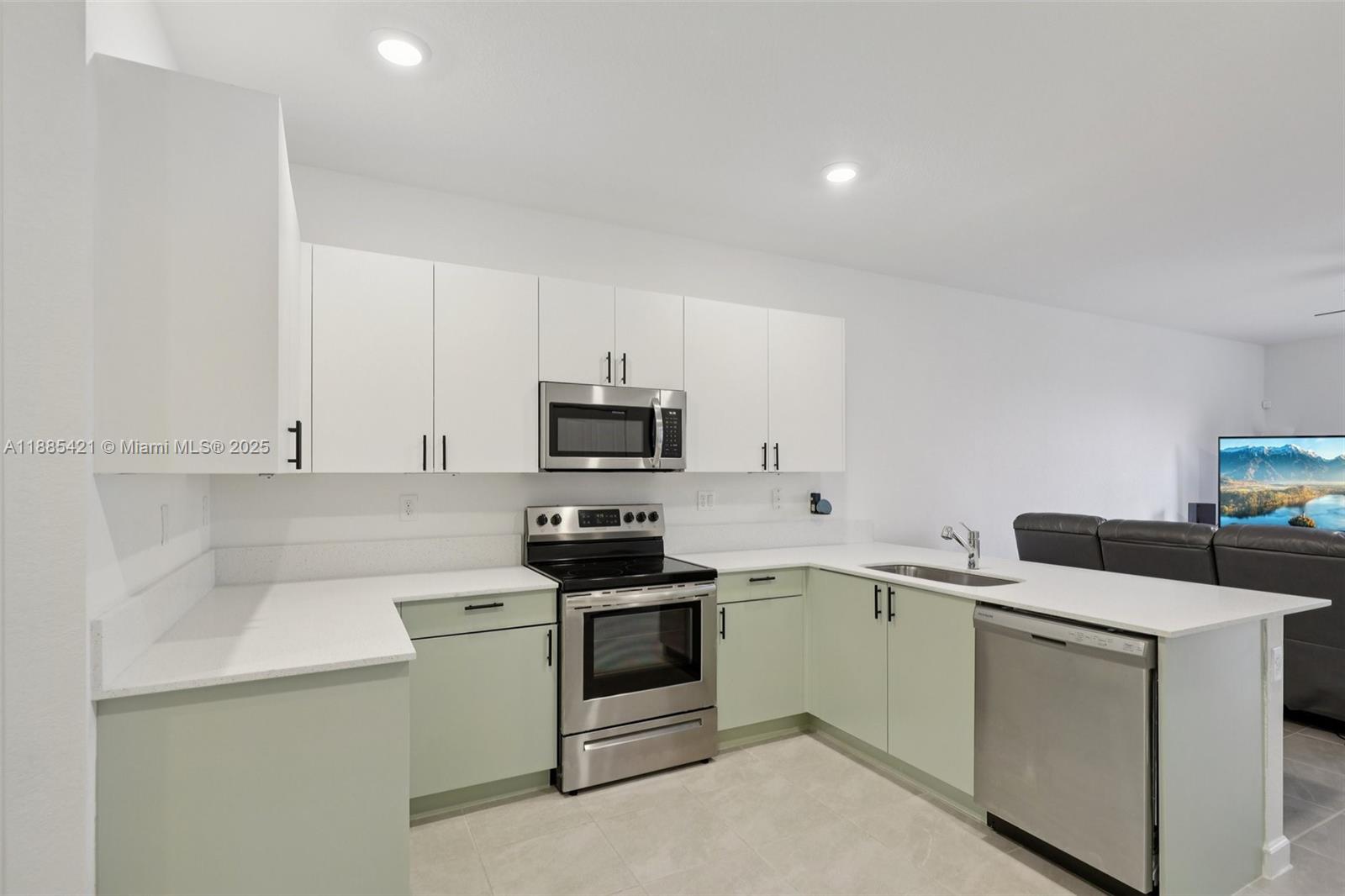 See details 28639 3 / 3 1722 sq. ft. $ 2025-12-01 0 Photo