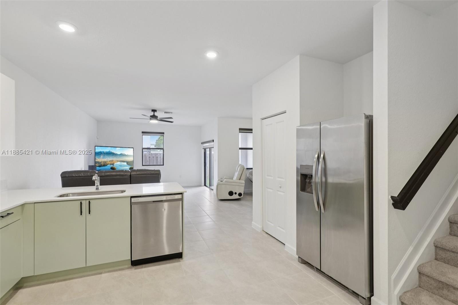 See details 28639 3 / 3 1722 sq. ft. $ 2025-12-01 0 Photo