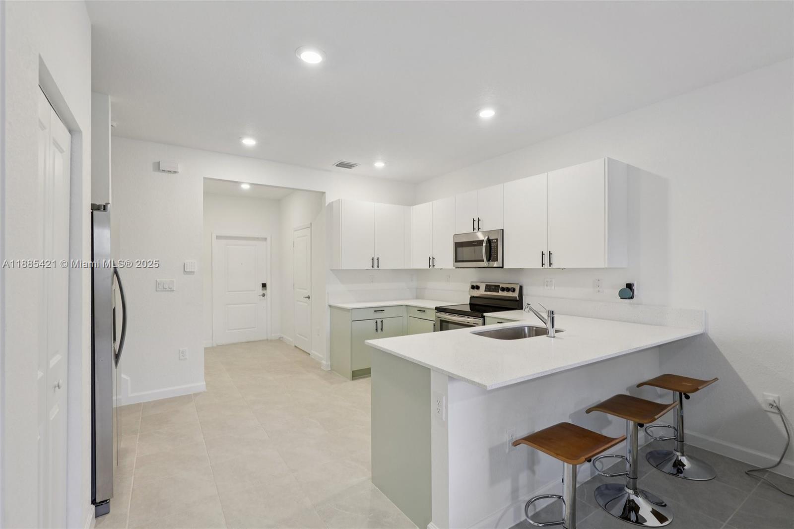 See details 28639 3 / 3 1722 sq. ft. $ 2025-12-01 0 Photo