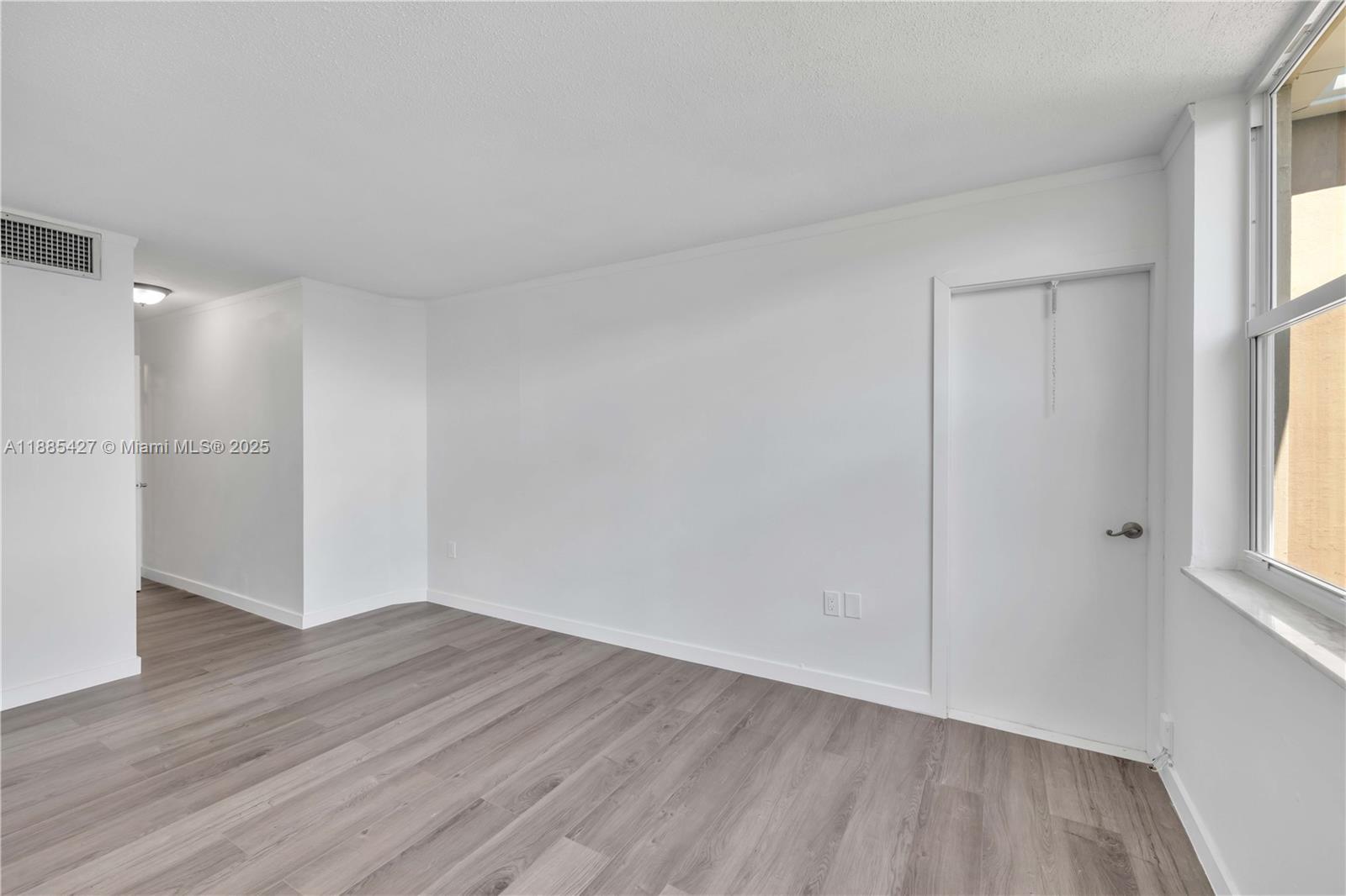 415 1 / 1 909 sq. ft. $ 2025-10-03 0 foto