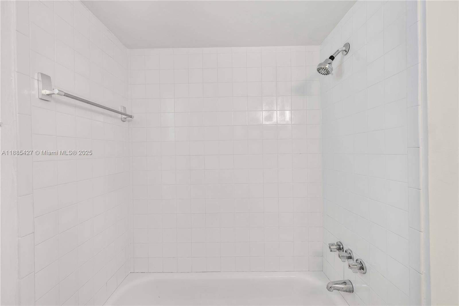 415 1 / 1 909 sq. ft. $ 2025-10-03 0 foto