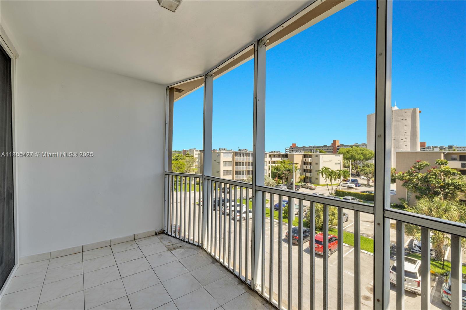 415 1 / 1 909 sq. ft. $ 2025-10-03 0 foto