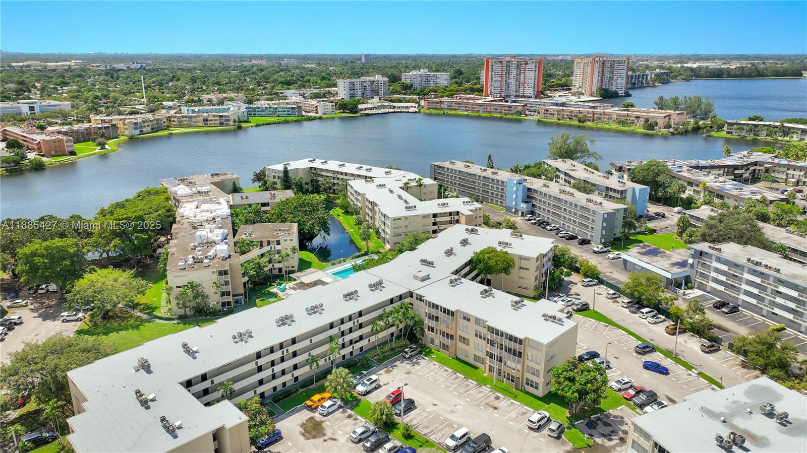 415 1 / 1 909 sq. ft. $ 2025-10-03 0 foto