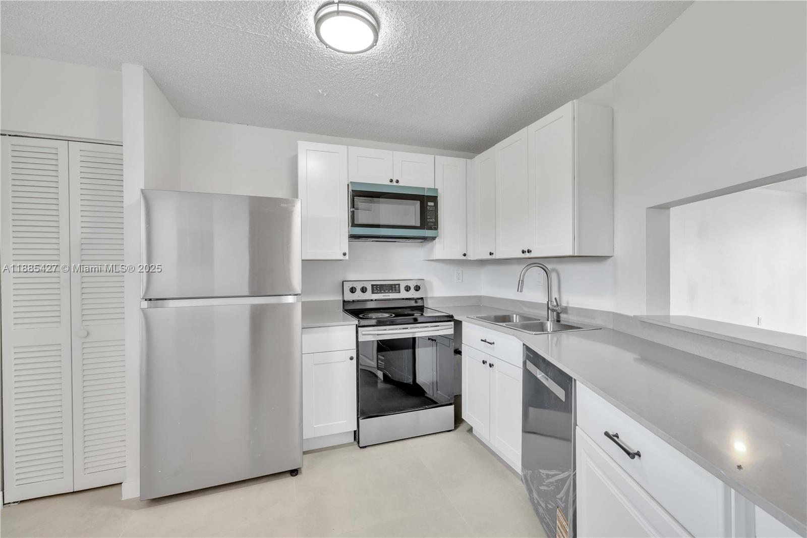415 1 / 1 909 sq. ft. $ 2025-10-03 0 foto