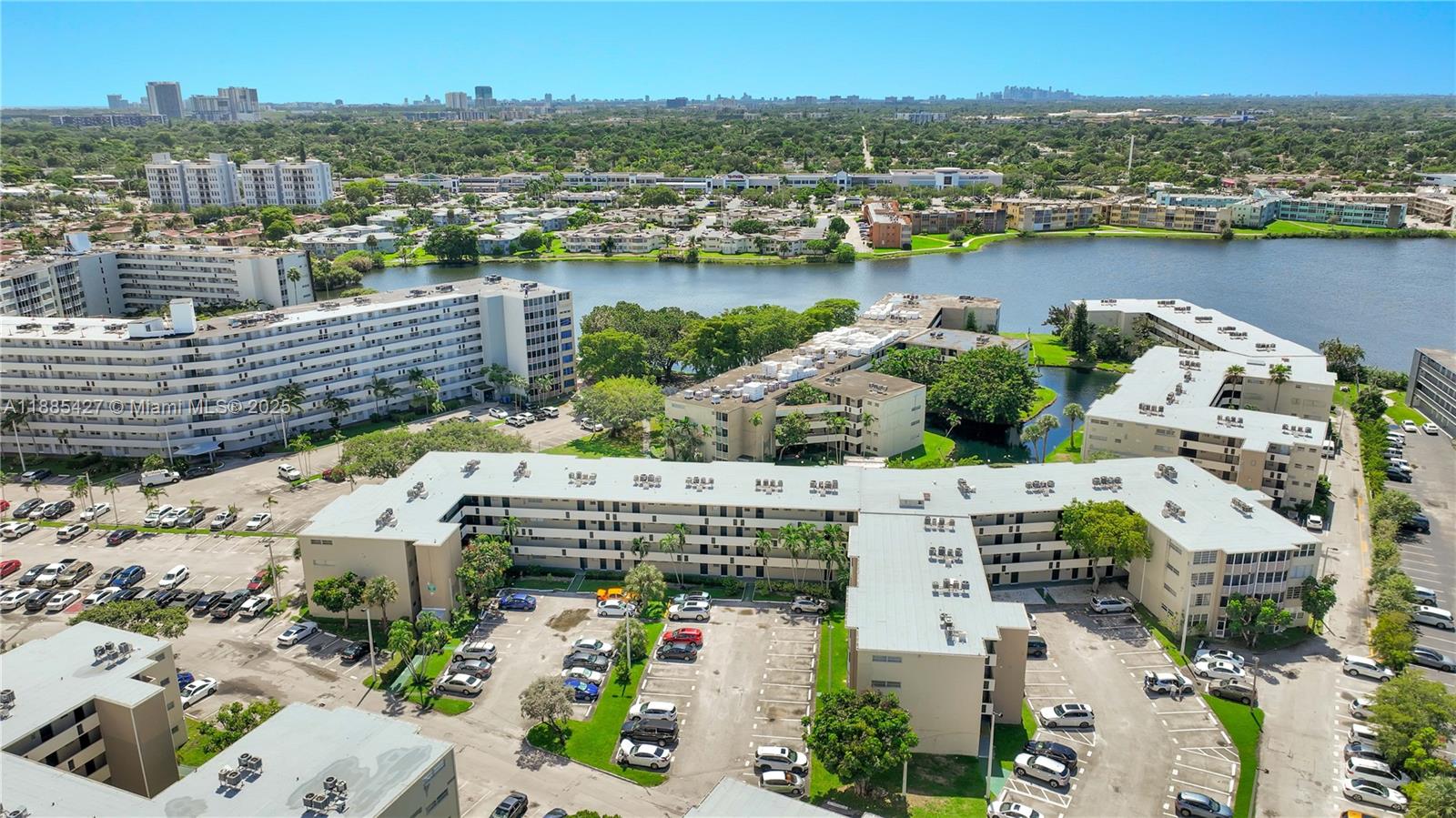 415 1 / 1 909 sq. ft. $ 2025-10-03 0 foto