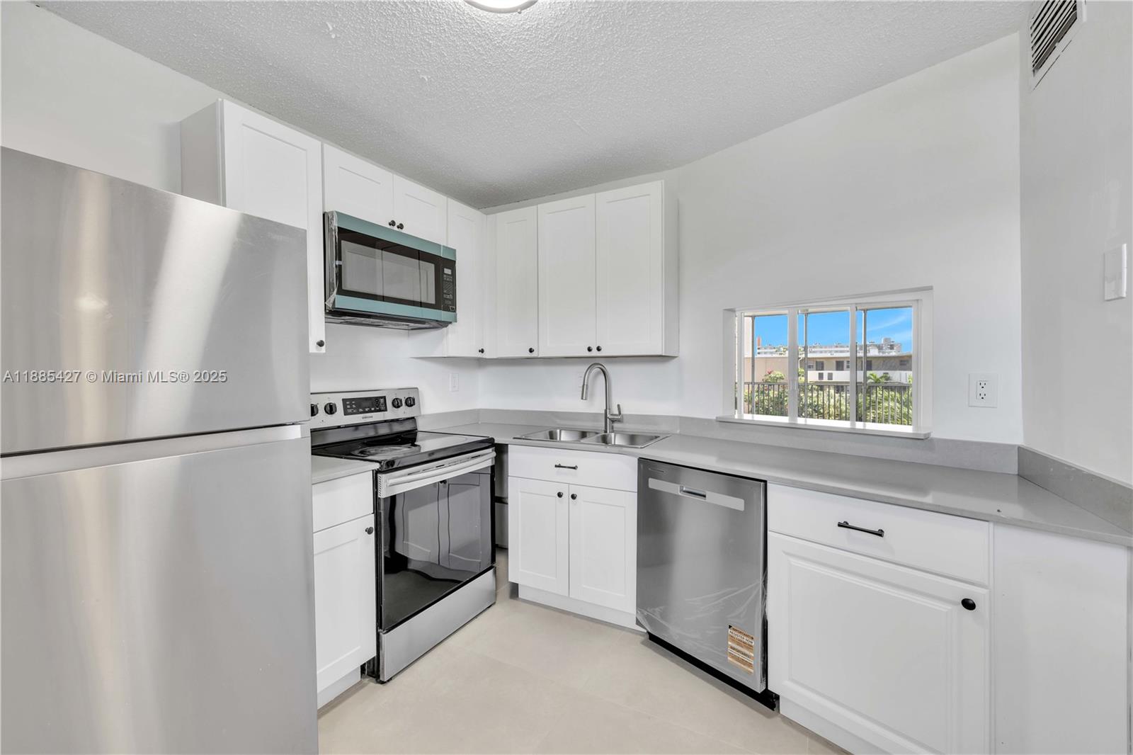 415 1 / 1 909 sq. ft. $ 2025-10-03 0 foto