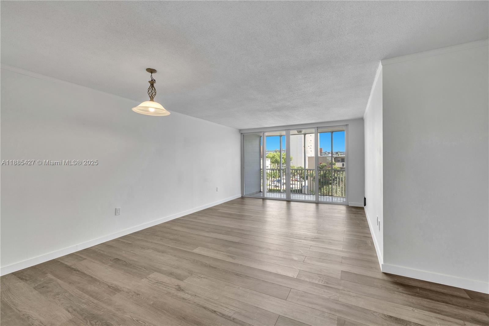 415 1 / 1 909 sq. ft. $ 2025-10-03 0 foto