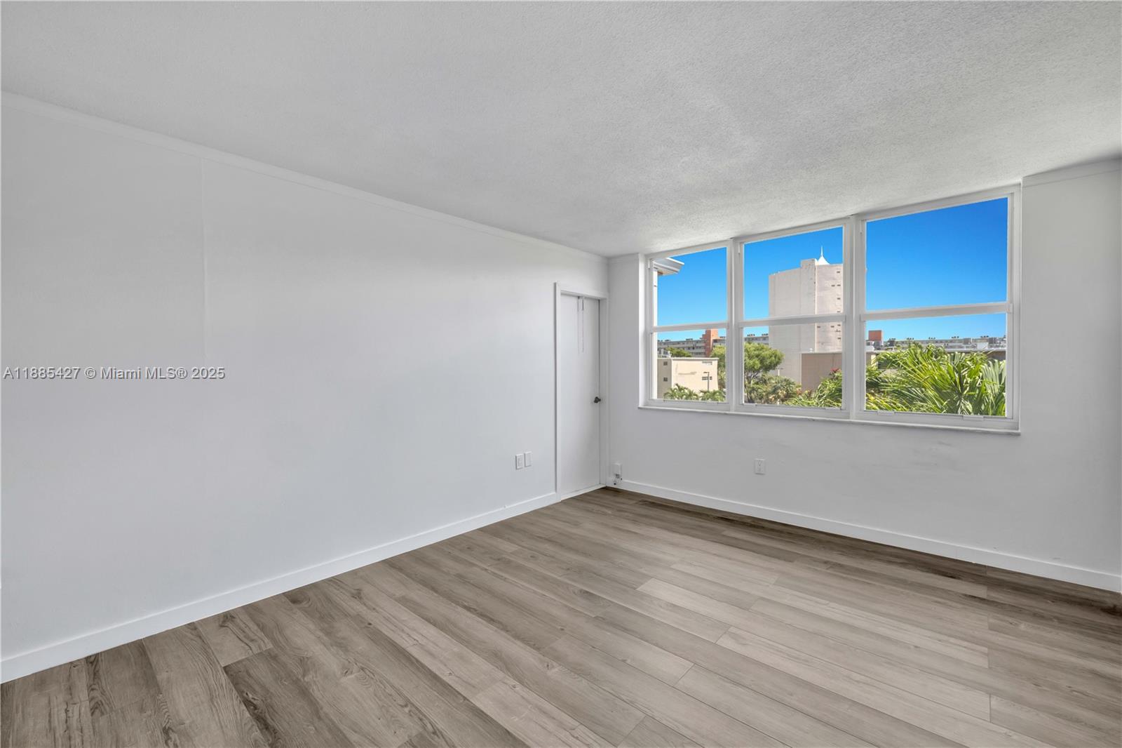 415 1 / 1 909 sq. ft. $ 2025-10-03 0 foto