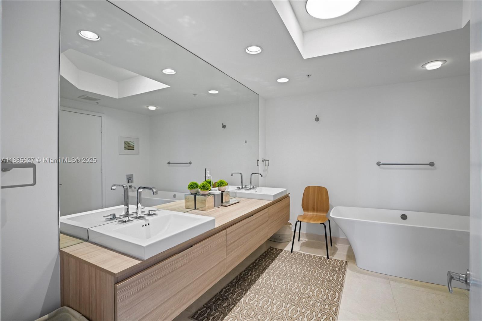 Photo of 17111 Biscayne Blvd #401, North Miami Beach, Florida, 33160 -