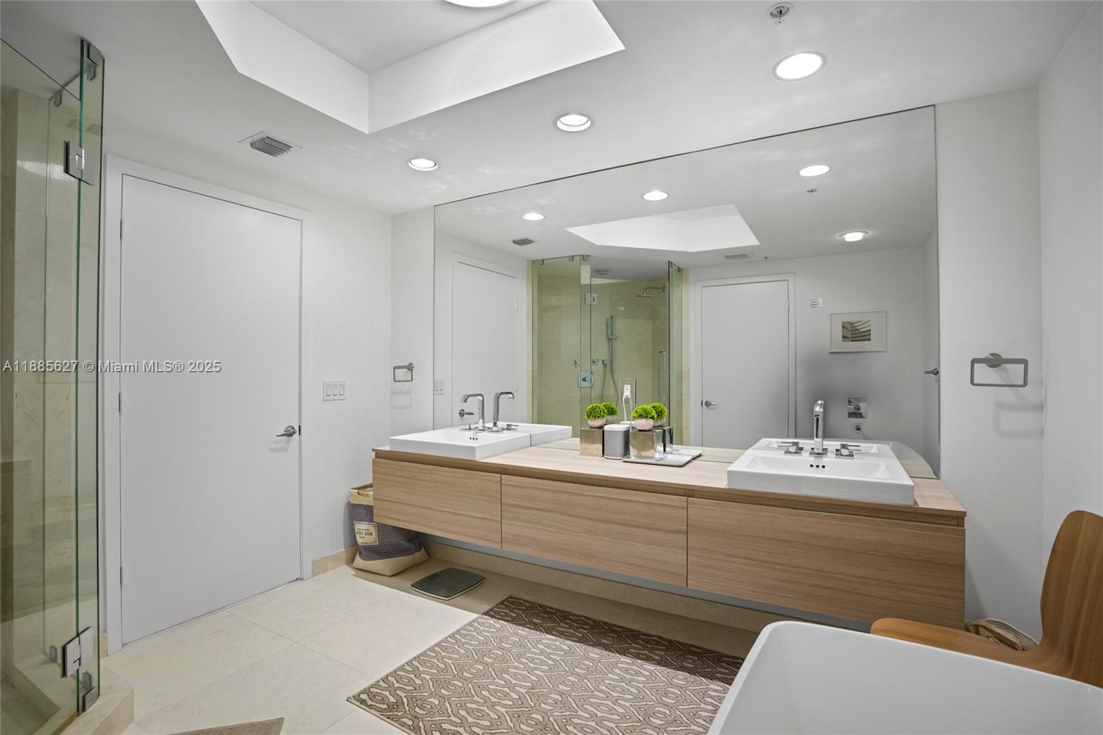 Photo of 17111 Biscayne Blvd #401, North Miami Beach, Florida, 33160 -