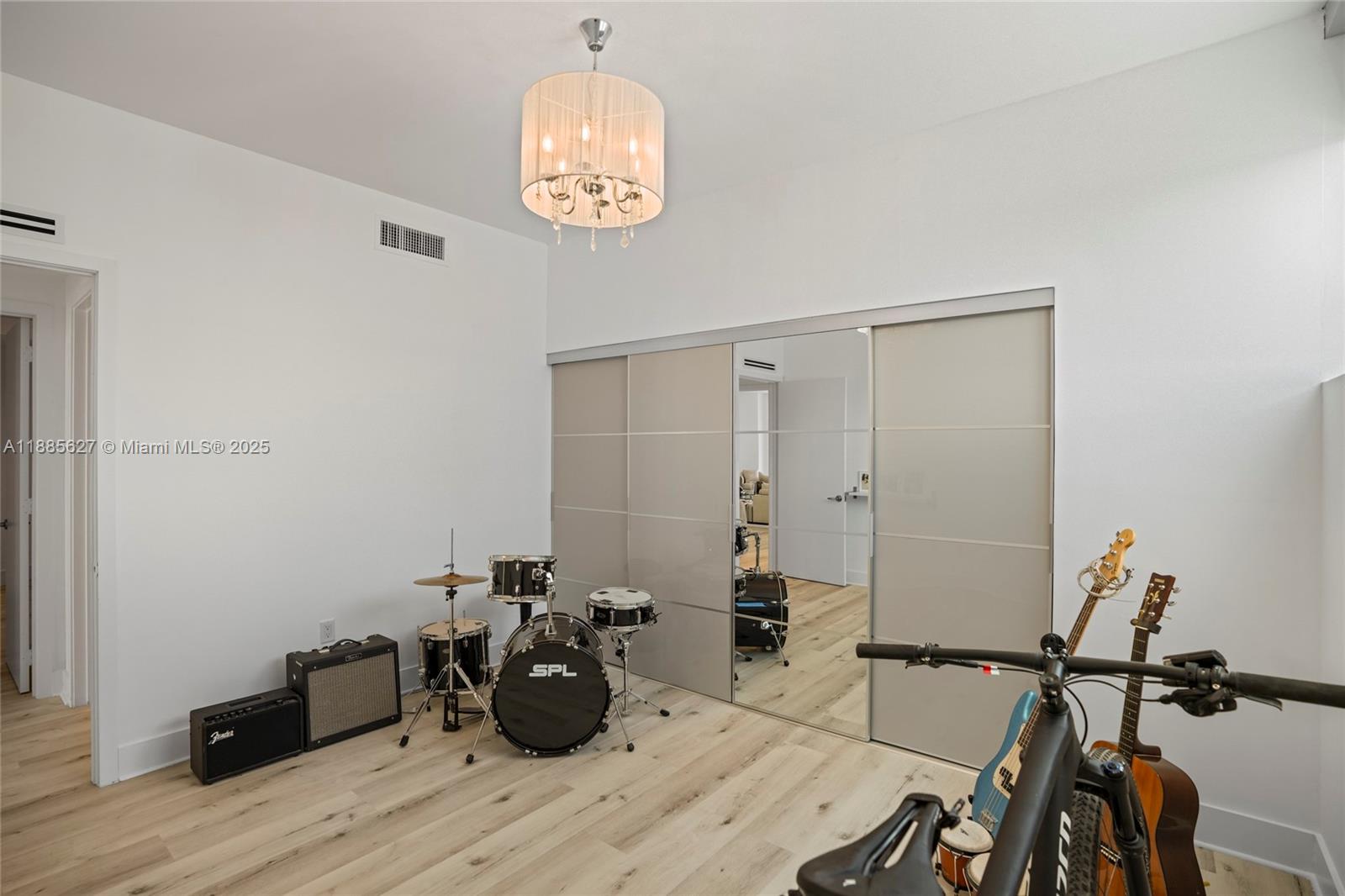 Photo of 17111 Biscayne Blvd #401, North Miami Beach, Florida, 33160 -