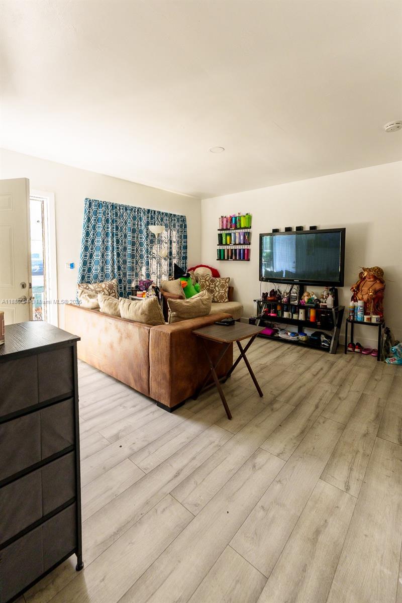 See details / 1375 sq. ft. $ 2025-09-28 0 Photo