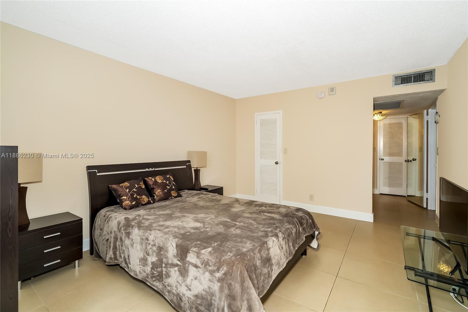 Photo of 2030 Ocean Dr  #1118, Hallandale Beach, Florida, 33009 - 