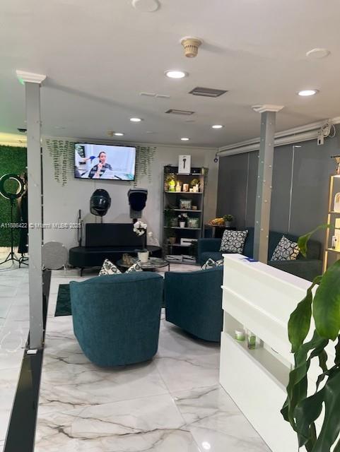   /   кв.футов $ 2025-09-29 0 Фото