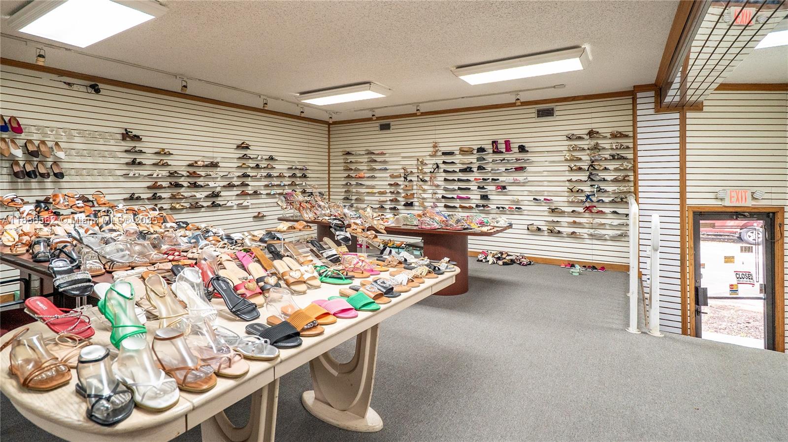   /   кв.футов $ 2025-09-29 0 Фото