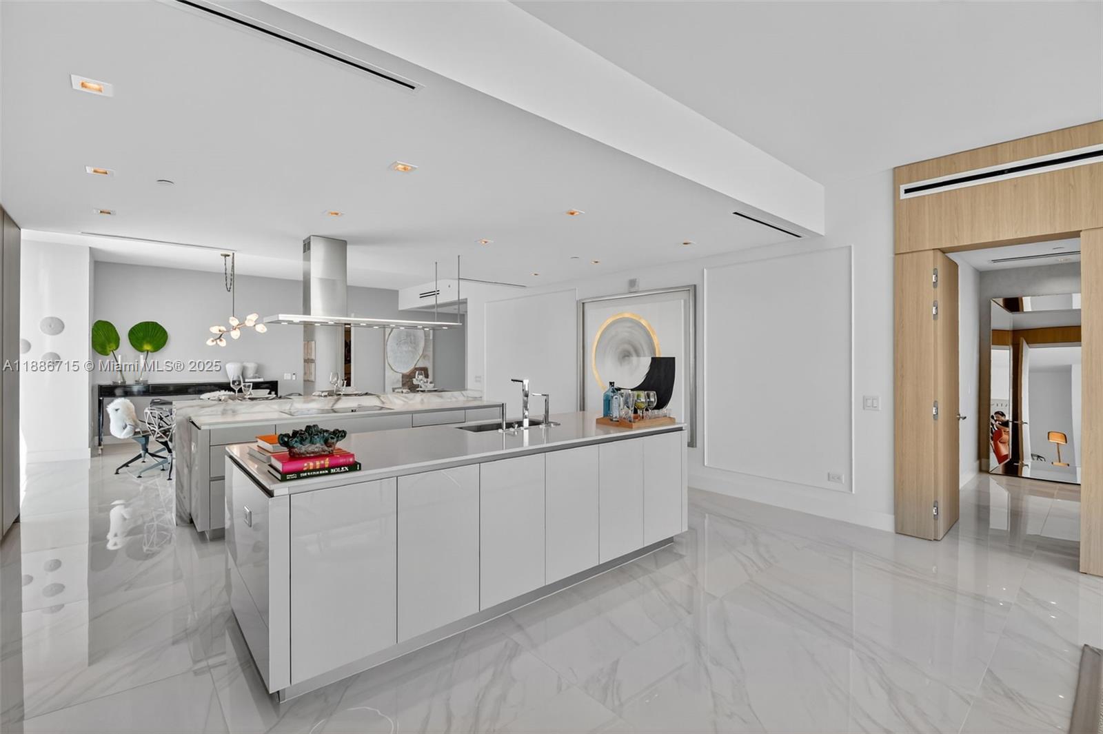 2504 4 / 6 3252 sq. ft. $ 2025-09-29 0 Photo