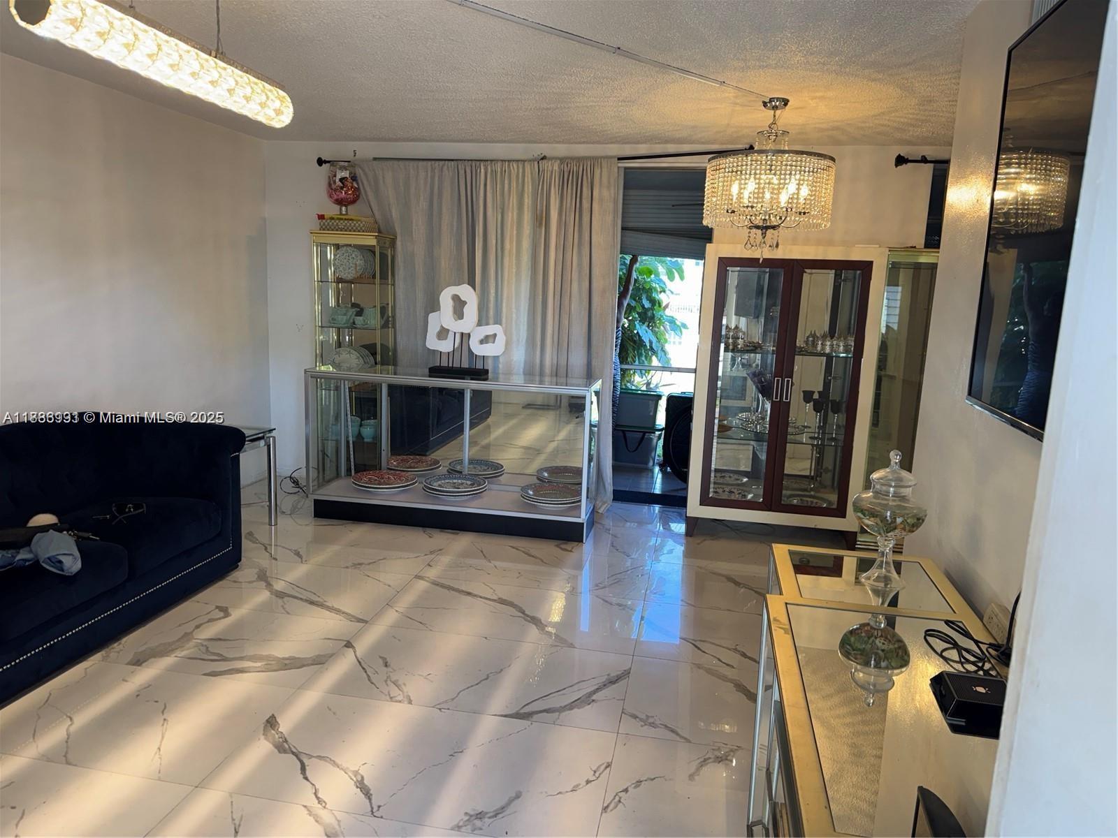 Ver detalles D102 1 / 1 810 sq. ft. $ 2025-09-29 0 foto