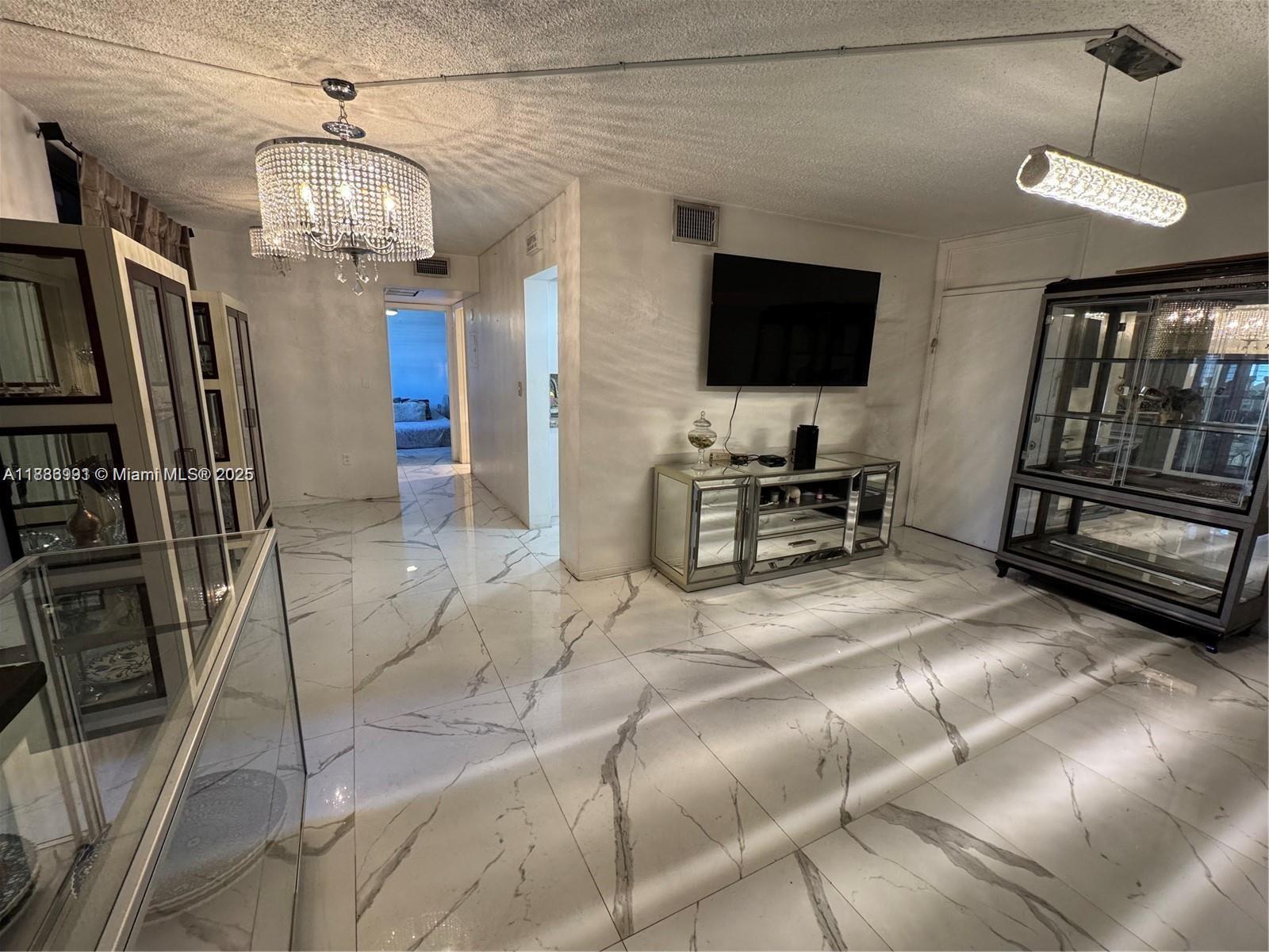 Ver detalles D102 1 / 1 810 sq. ft. $ 2025-09-29 0 foto